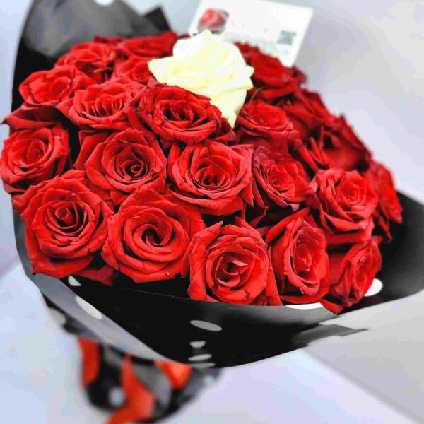 THE SPECIAL ONE  BOUQUET -  Bouquet of contrasting rose colours - Image 7