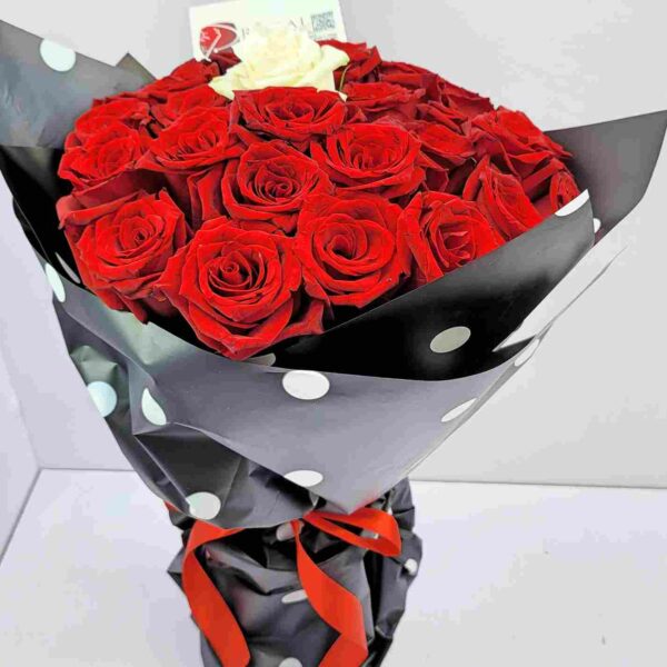 THE SPECIAL ONE  BOUQUET -  Bouquet of contrasting rose colours - Image 8