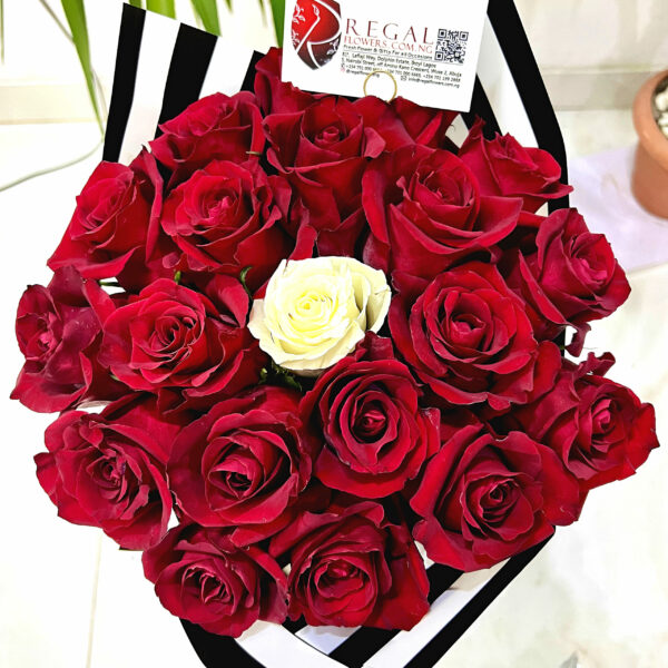 THE SPECIAL ONE  BOUQUET -  Bouquet of contrasting rose colours - Image 2
