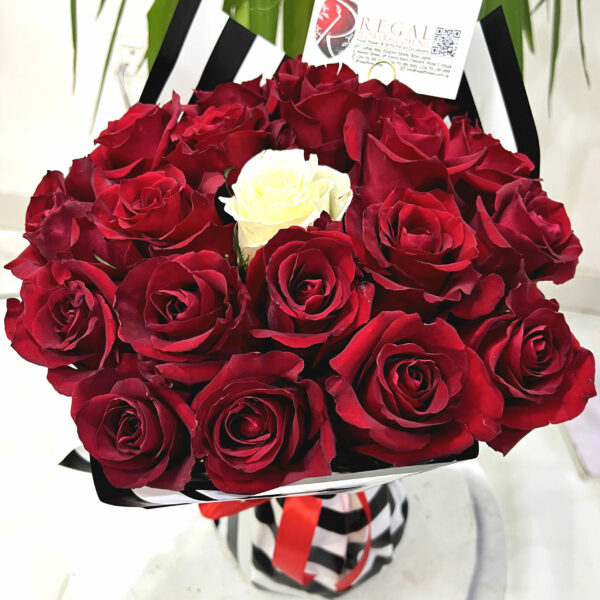 THE SPECIAL ONE  BOUQUET -  Bouquet of contrasting rose colours - Image 3