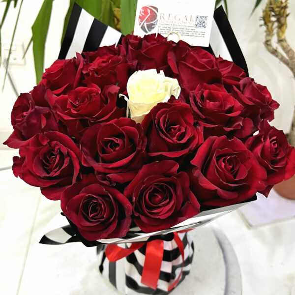 THE SPECIAL ONE  BOUQUET -  Bouquet of contrasting rose colours - Image 5