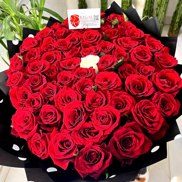 VIP THE SPECIAL ONE BOUQUET ARRANGEMENT - Luxurious Bouquet of Roses With Contrasting Middle Rose - Image 2