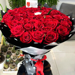 VIP THE SPECIAL ONE BOUQUET ARRANGEMENT - Luxurious Bouquet of Roses With Contrasting Middle Rose