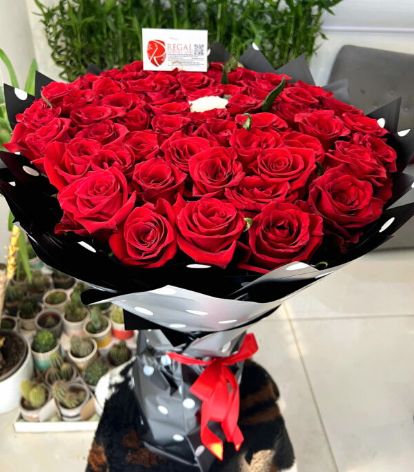 VIP THE SPECIAL ONE BOUQUET ARRANGEMENT - Luxurious Bouquet of Roses With Contrasting Middle Rose