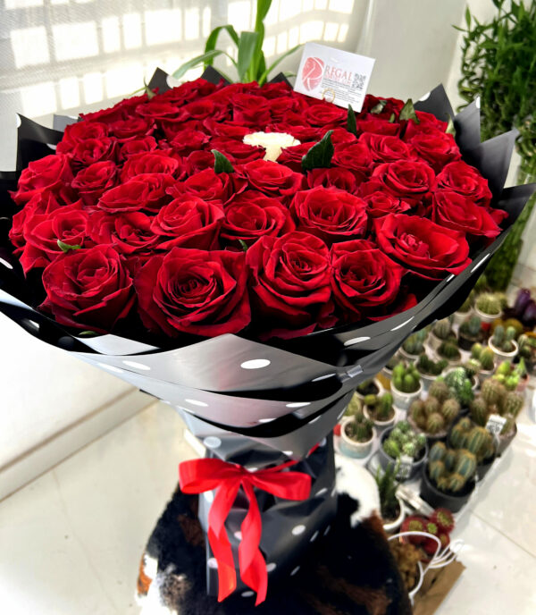 VIP THE SPECIAL ONE BOUQUET ARRANGEMENT - Luxurious Bouquet of Roses With Contrasting Middle Rose - Image 4